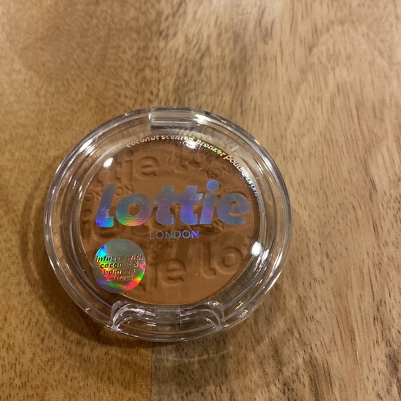 LOTTIE LONDON | Sunkissed Coconut Scented Bronzer in Sunburst - Picture 2 of 3